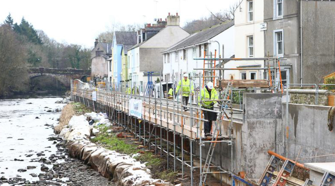 Installation av den självaktiverande barriären längs flodbanken i Cockermouth